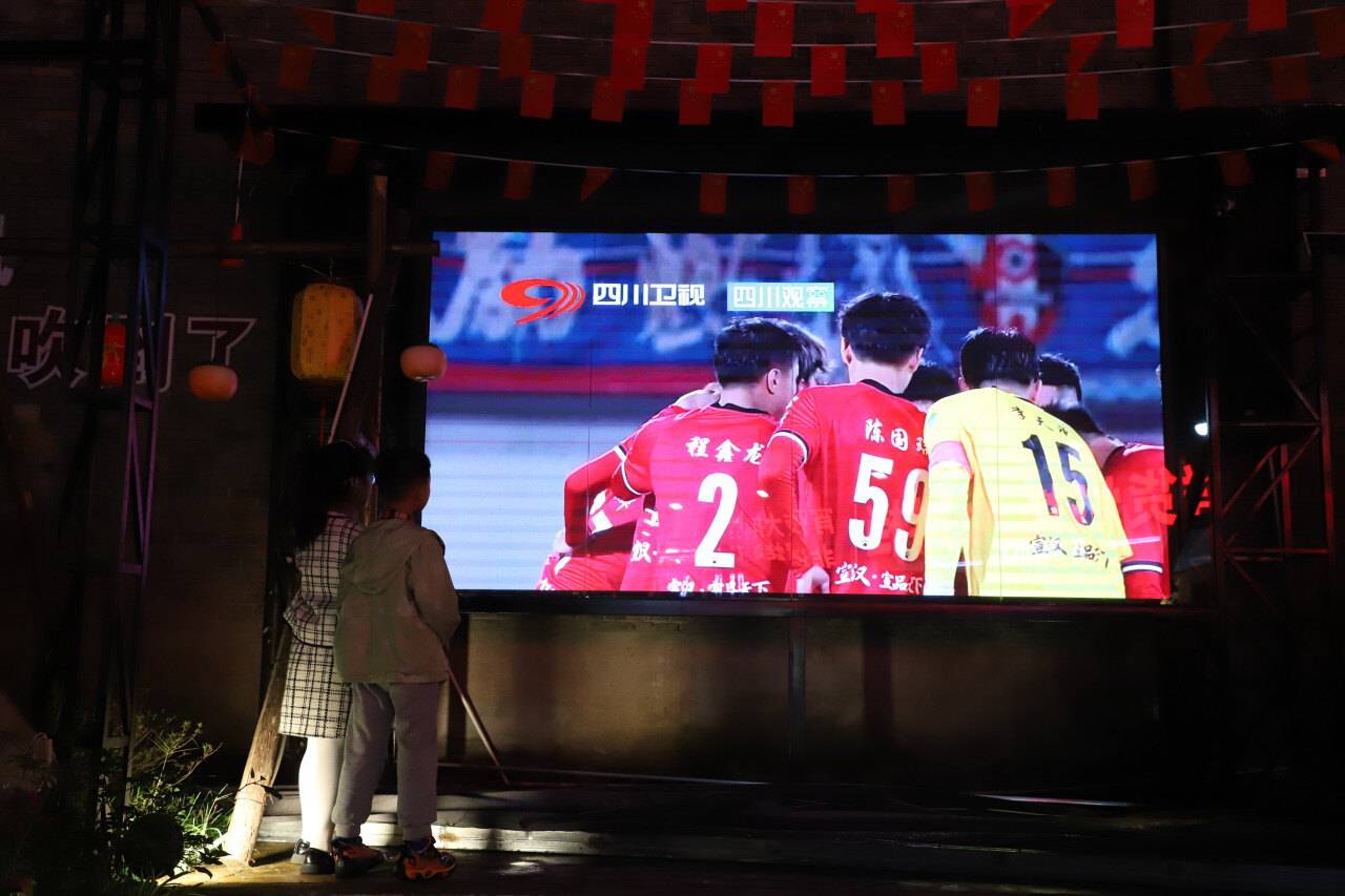 关于一场经典之战!赛车点燃球迷热情的信息 关于一场经典之战!赛车点燃球迷热情的信息