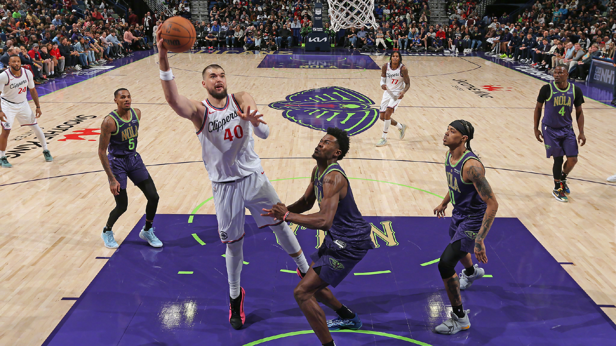 湖人完胜青岛队，麦科勒姆统治全场