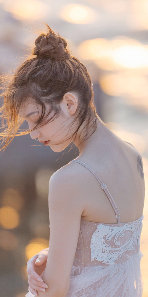 双线叙事，当F1引擎在巴林咆哮时，加克波正转动命运的齿轮