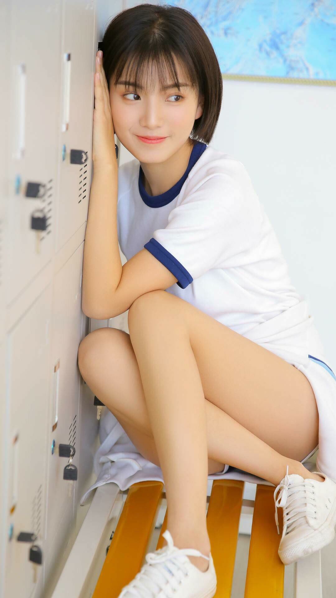 草皮与地板的隔空对决,当世界杯的喧嚣遇见深圳队的沉默碾压